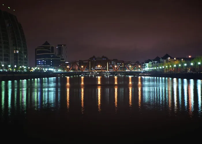 Quay House - Salford - 2Bdr Sleeps 7, Spacious & Quiet - Free Parking - Close To City Centre, Manchester United & The Lowry