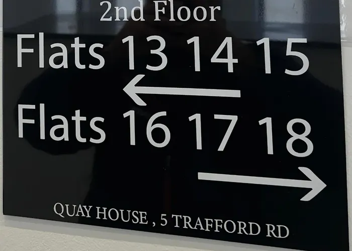Quay House - Salford - 2Bdr Sleeps 7, Spacious & Quiet - Free Parking - Close To City Centre, Manchester United & The Lowry