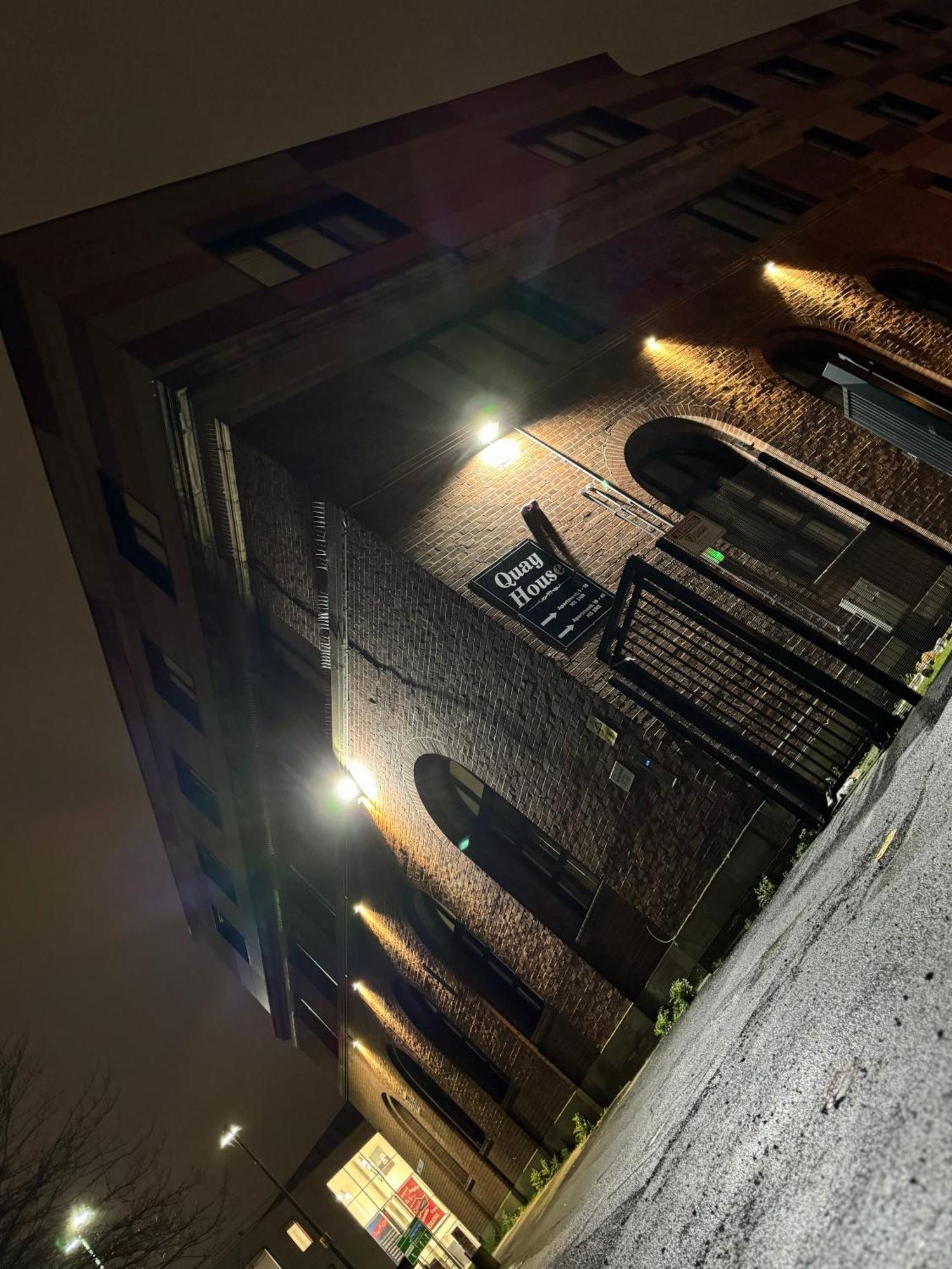 Quay House - Salford - 2bdr Sleeps 7, Spacious & Quiet - Free Parking - Close To Centre, United & The Lowry Mánchester