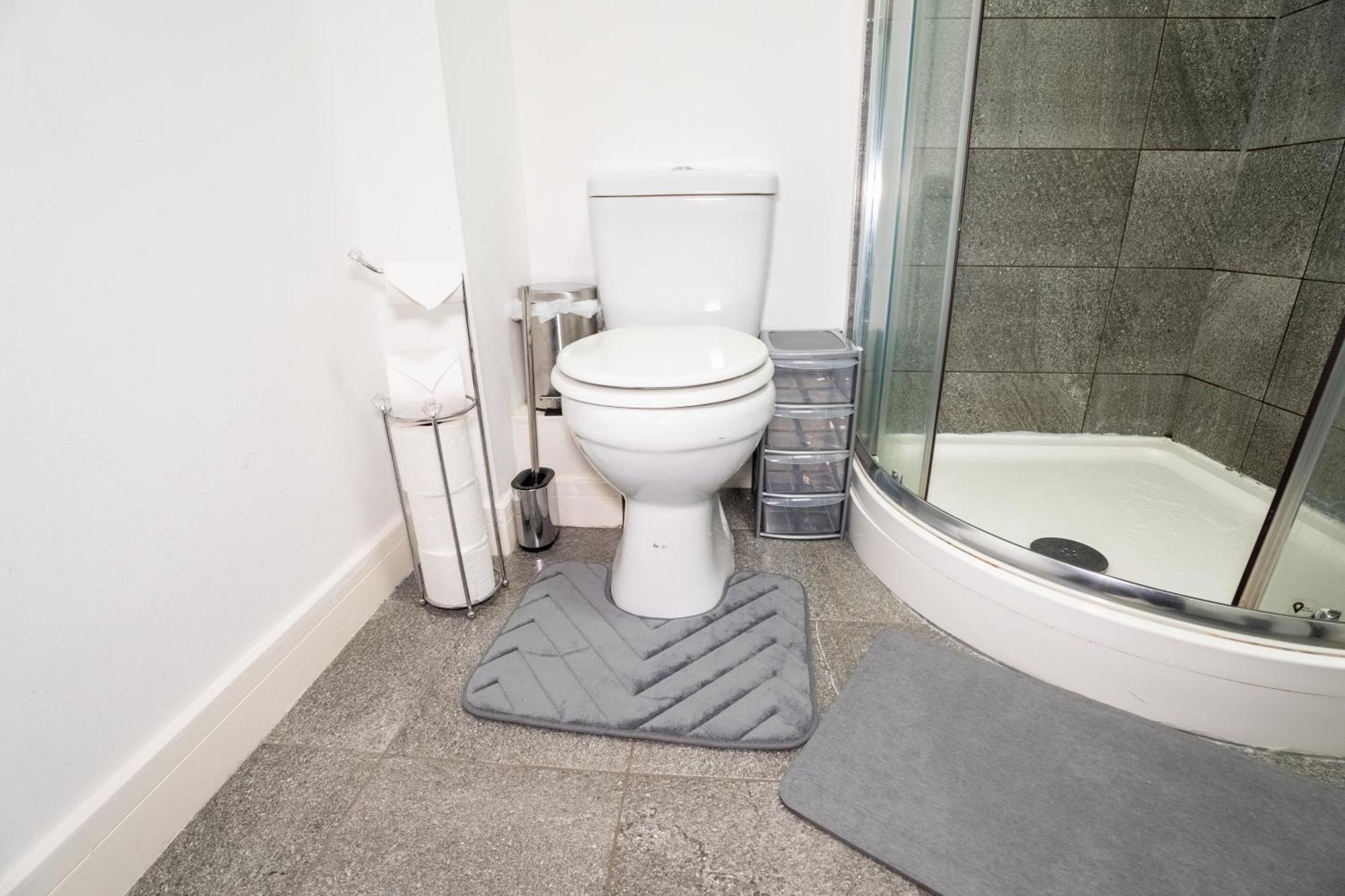 Quay House - Salford - 2bdr Sleeps 7, Spacious & Quiet - Free Parking - Close To Centre, United & The Lowry * Mánchester