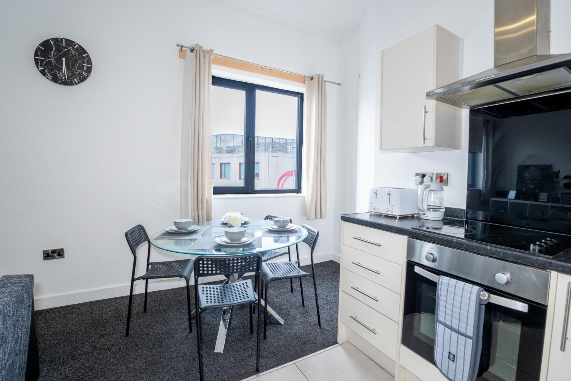 Quay House - Salford - 2bdr Sleeps 7, Spacious & Quiet - Free Parking - Close To Centre, United & The Lowry * Mánchester