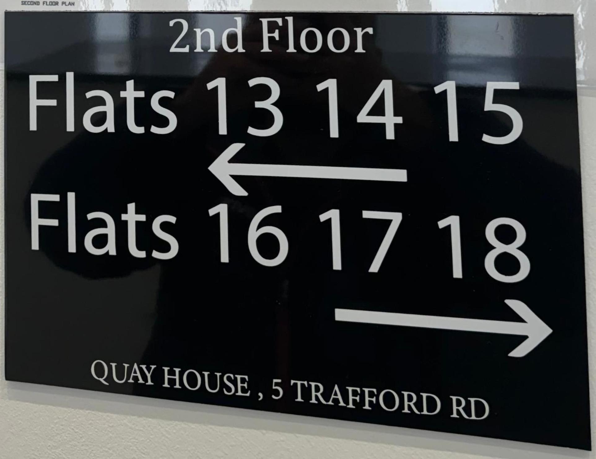 Quay House - Salford - 2bdr Sleeps 7, Spacious & Quiet - Free Parking - Close To Centre, United & The Lowry Apartment *