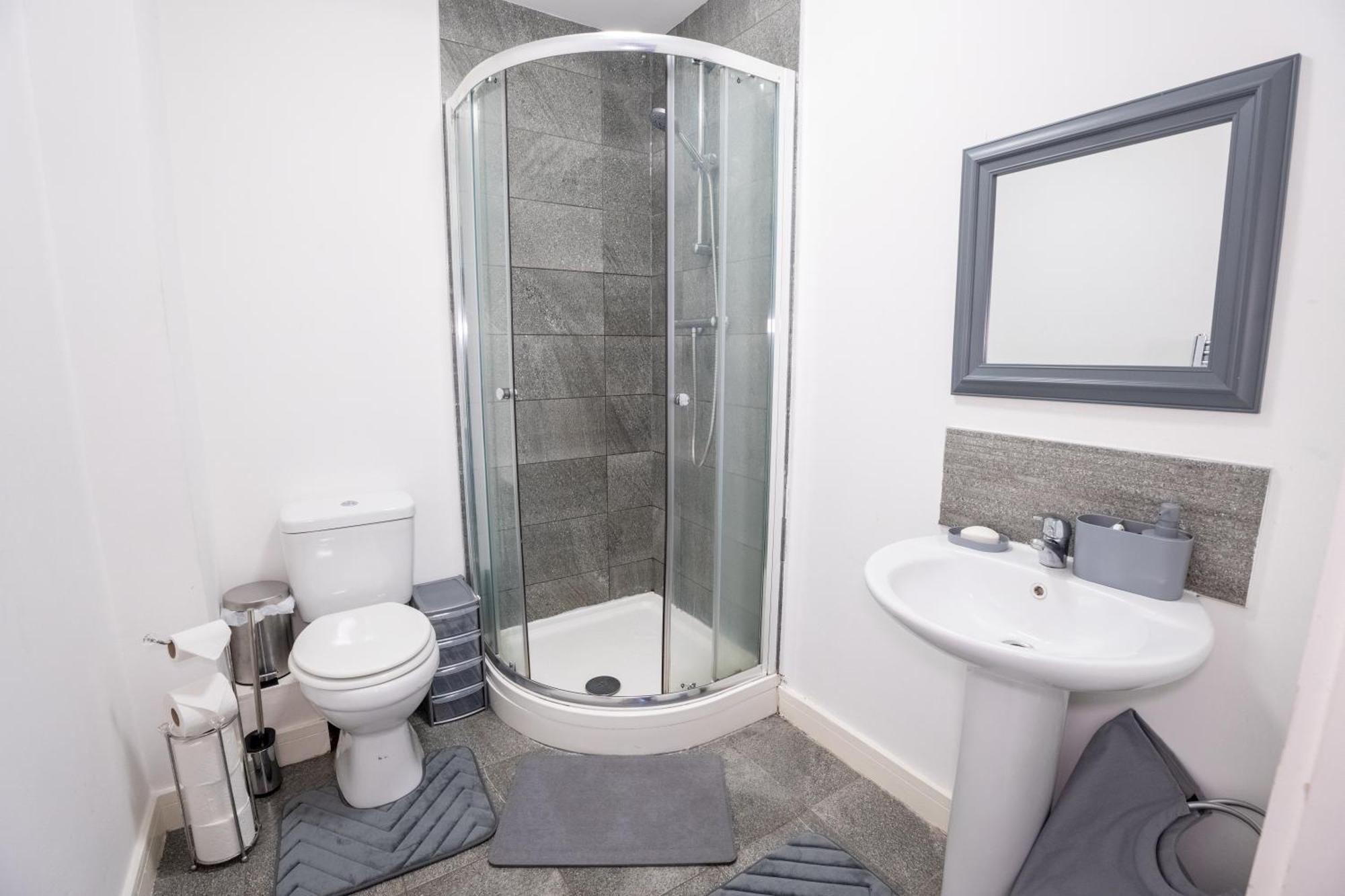 Quay House - Salford - 2bdr Sleeps 7, Spacious & Quiet - Free Parking - Close To Centre, United & The Lowry Apartment