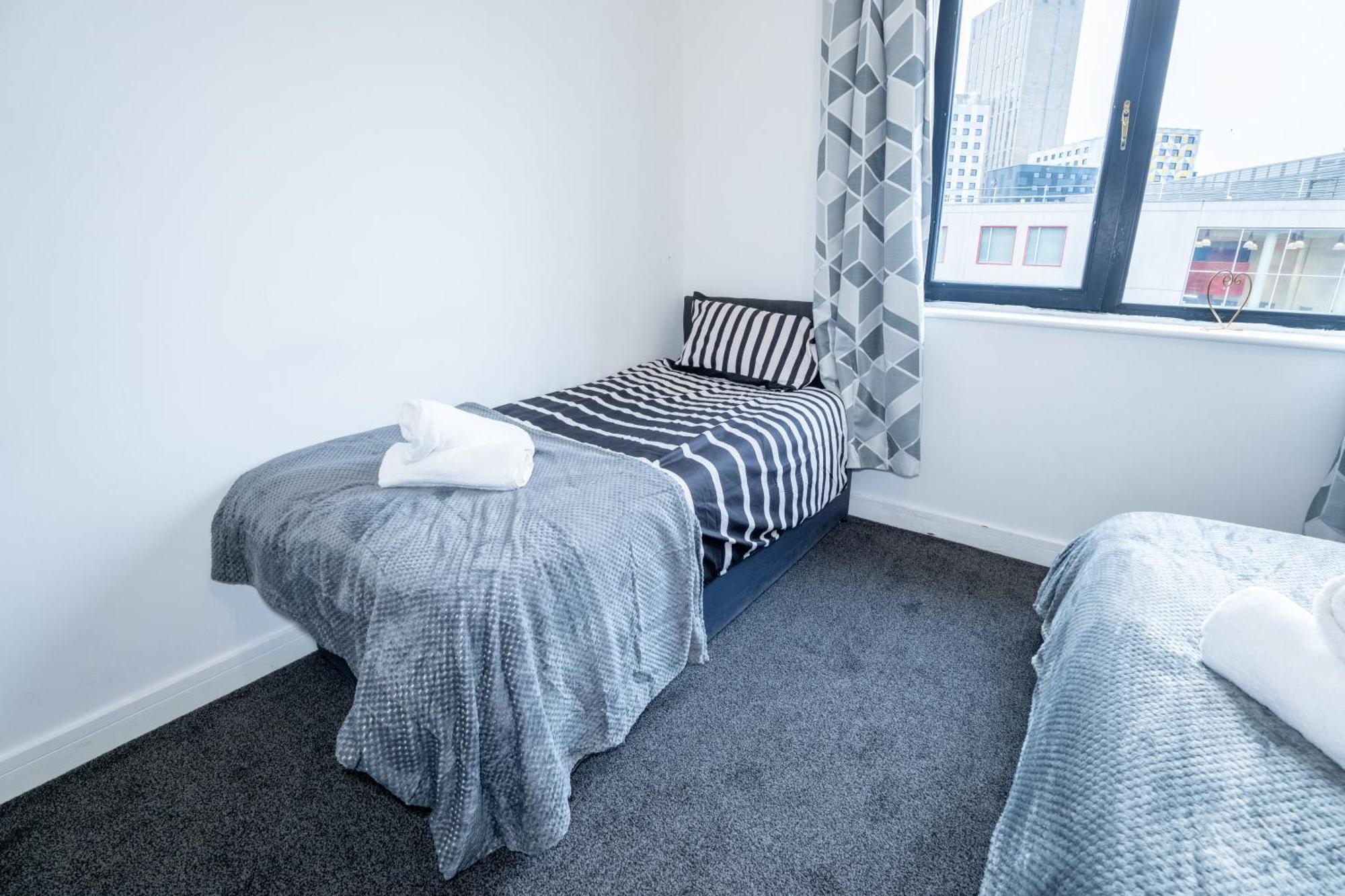 Quay House - Salford - 2bdr Sleeps 7, Spacious & Quiet - Free Parking - Close To Centre, United & The Lowry Apartment *